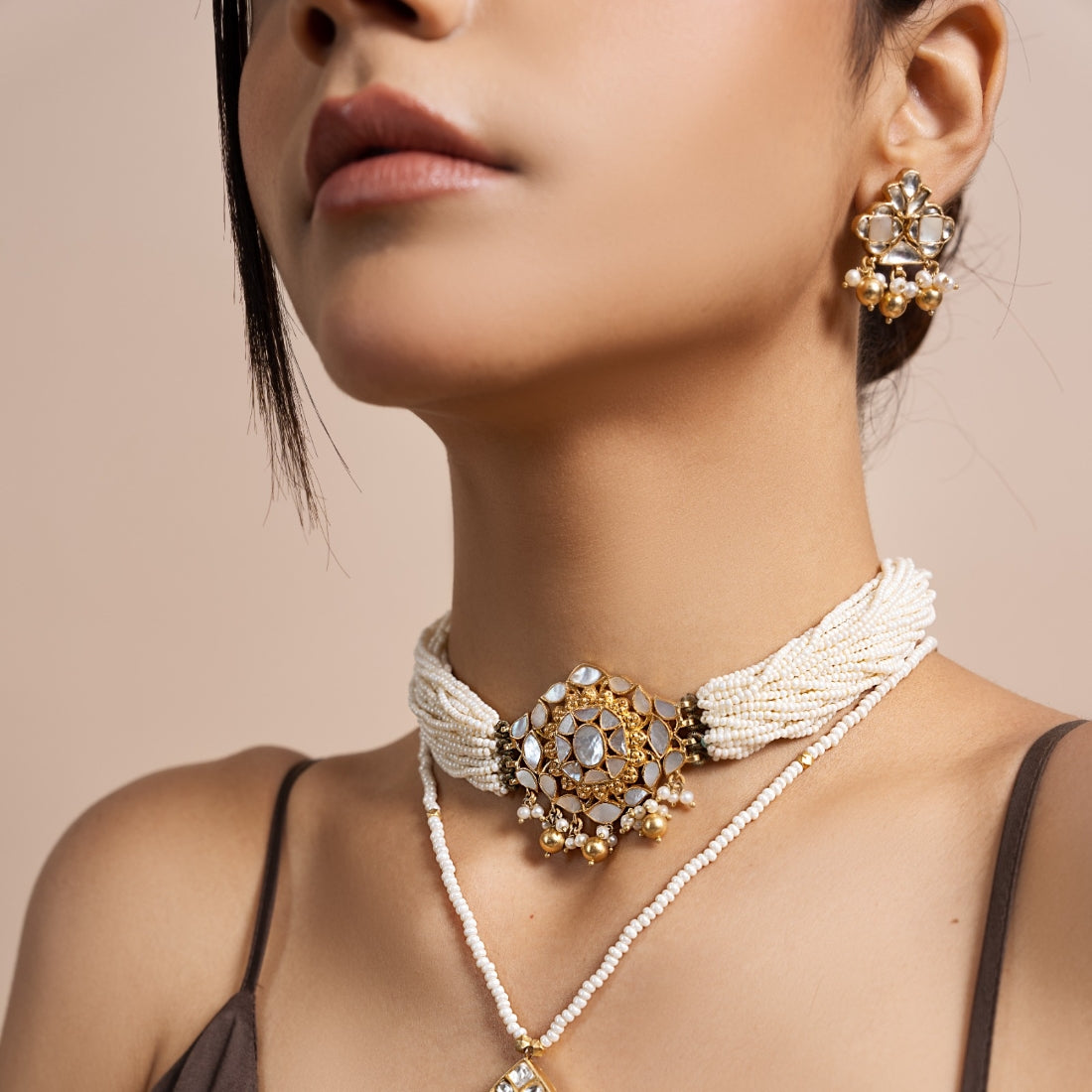  Pearl beaded choker featuring a central mother-of-pearl pendant surrounded by smaller pearls.